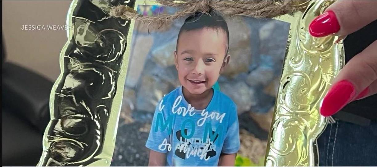 La segunda testigo asegura que en una ocasión vio al niño sin su madre. También informó haber visto a la madre cantando una canción que sonaba mientras estaba acostada mirando su teléfono “aproximadamente siete minutos antes de que sacaran al niño del agua”, según el documento.