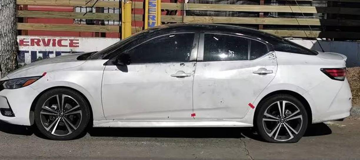 Semanas después, el mismo <b>Nissan Sentra</b> fue atacado en <b>Villa Española</b>, un barrio conocido por su conflicto <b>narco</b>. En ese ataque, tres personas abrieron fuego con armas automáticas, pero <b>Mauro</b> volvió a salir sin heridas y nuevamente no presentó ninguna denuncia. Con cinco antecedentes penales, Martínez era buscado por una banda rival desde hacía meses. 