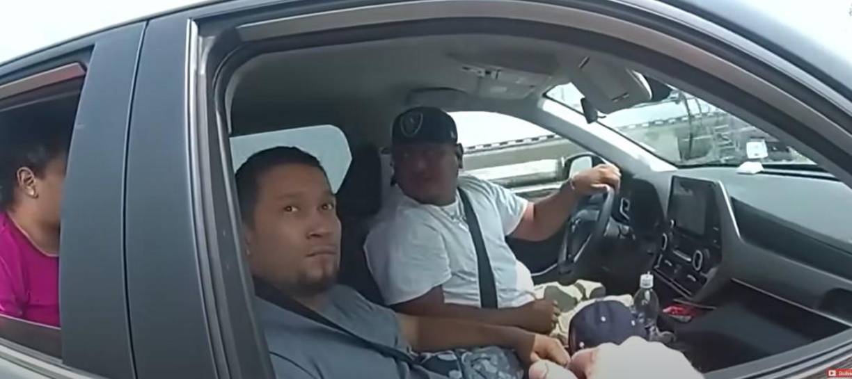 Velásquez Larín, de 33, está en el asiento del pasajero delantero y Blanca García, de 31, en el de atrás.