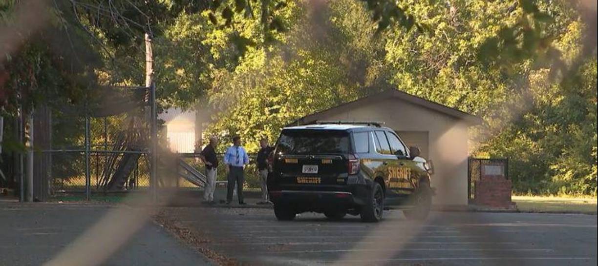 El sheriff informó que, según la investigación preliminar, el incidente parece ser aislado y el motivo fue un aparente robo. 