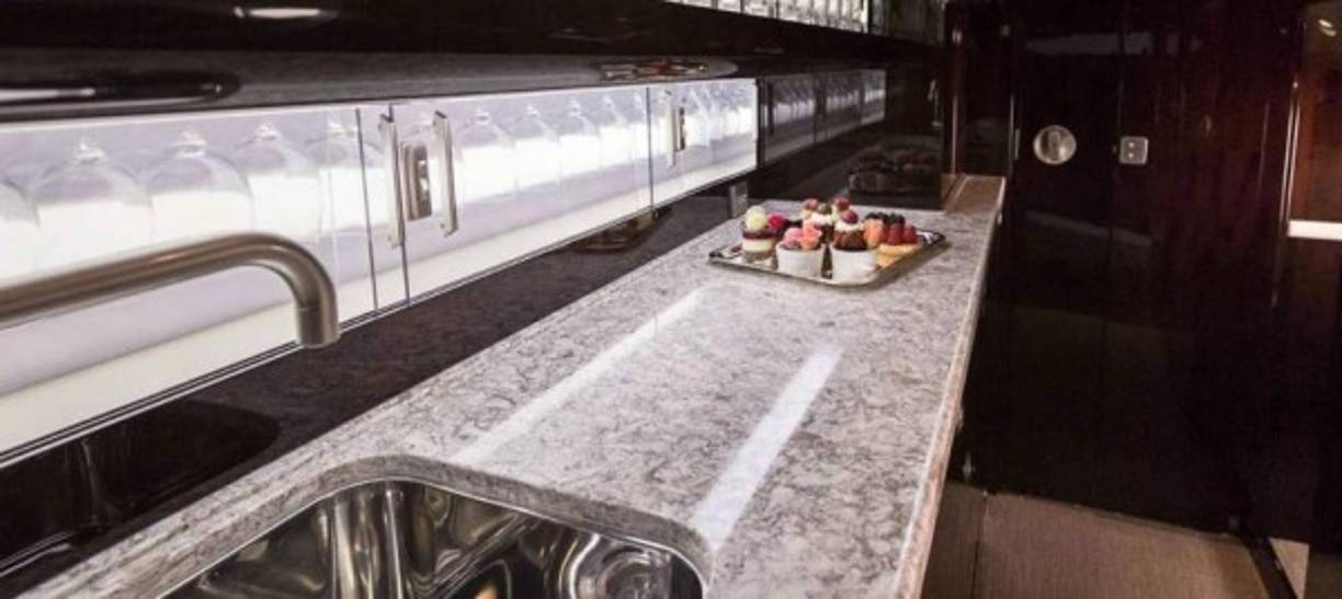 El avión de Messi también posee dos cocinas, dos baños, uno de ellos con ducha.