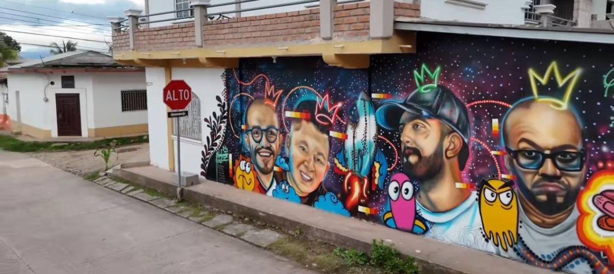 Jaime Roney Fernández Medina, artista plástico, pintó un mural que ilustra las cuatro figuras de los integrantes de Los Hijos de Morazán: Carlos Zúniga, José David Altamirano (JD), Carlos Girón (Fancony) y Dj Chaval.