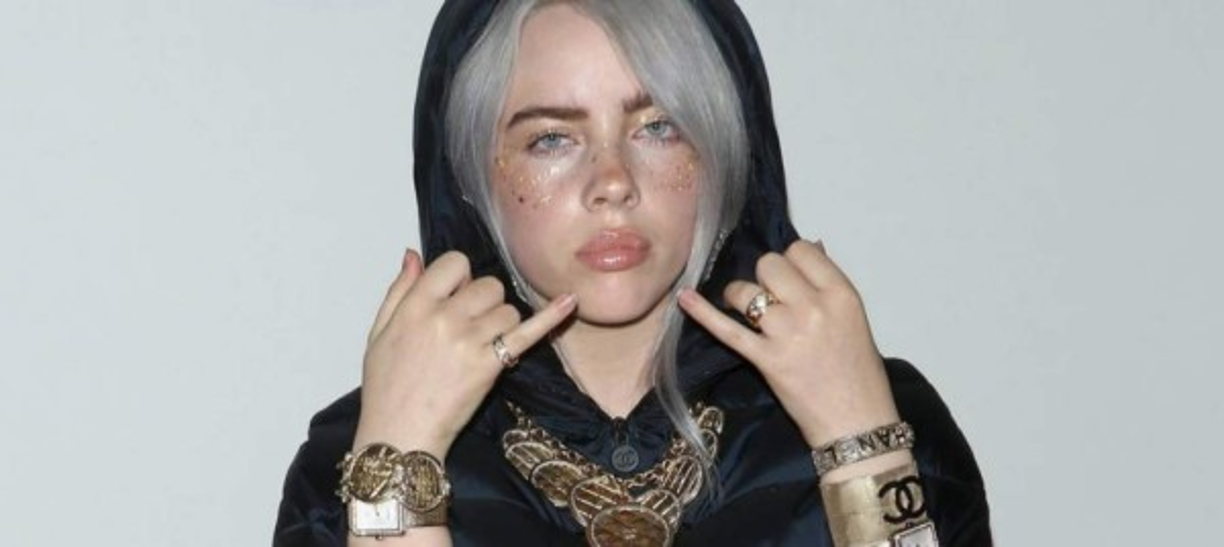 Eilish, la artista de la generación Z más célebre fue todo un fenómeno en los Grammy; ya ha ganado las principales categorías del evento. Sus look con el pasar de los años han cambiado radicalmente. Desde gris, azul y verde.