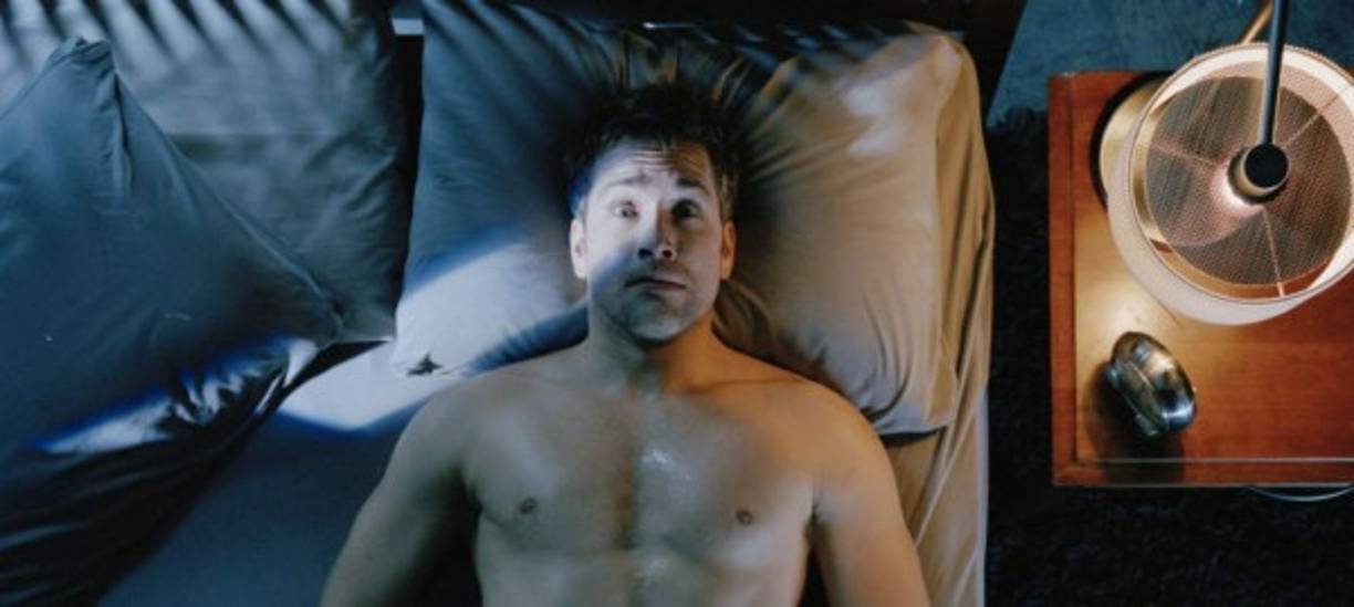 6. Parálisis del sueño<br/><br/>La parálisis del sueño puede describirse como una verdadera pesadilla. Se caracteriza por una parálisis extrema del cuerpo y una presencia malígna o demoniaca en el cuarto donde se está durmiendo. La causa de esto, se ha observado, es una incesante actividad en la amígdala cerebral, la cual es responsable de las emociones para huir o pelear o del miedo, el terror y la ansiedad.