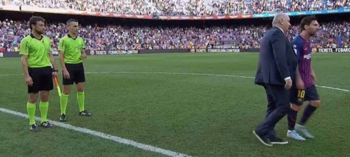 Al final del partido, se vio a un Messi enfadado e inclusive le fue a reclamar al árbitro ya que según él debió de añadir más minutos.