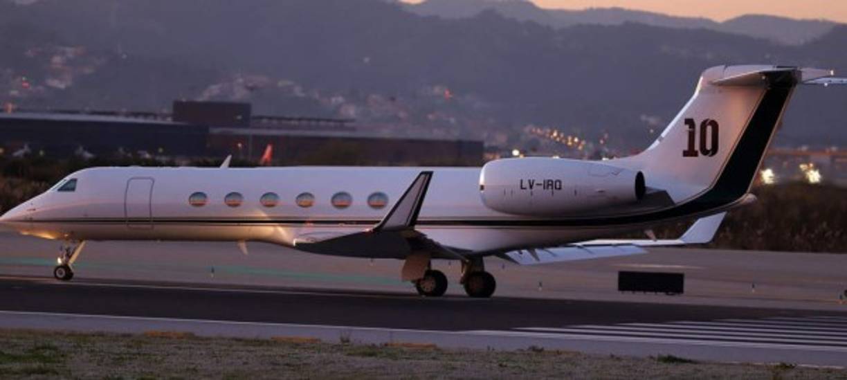 El exterior de la aeronave posee un detalle muy distintivo, el número 10 que luce en su camiseta del F.C. Barcelona y que se encuentra plasmado en la parte posterior.