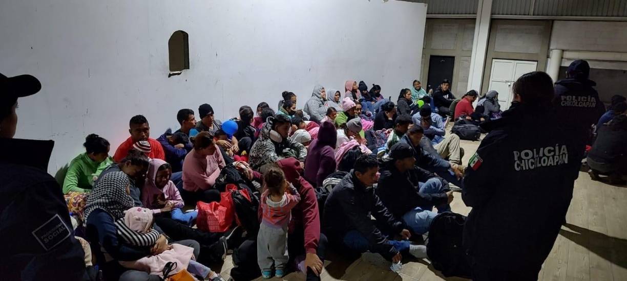 Gómez manifestó que los elementos de la corporación local los encontraron la noche de ayer y luego de ser rescatados fueron trasladados al Auditorio Municipal de Chicoloapan, donde recibieron alimentos, cobijas y atención médica.