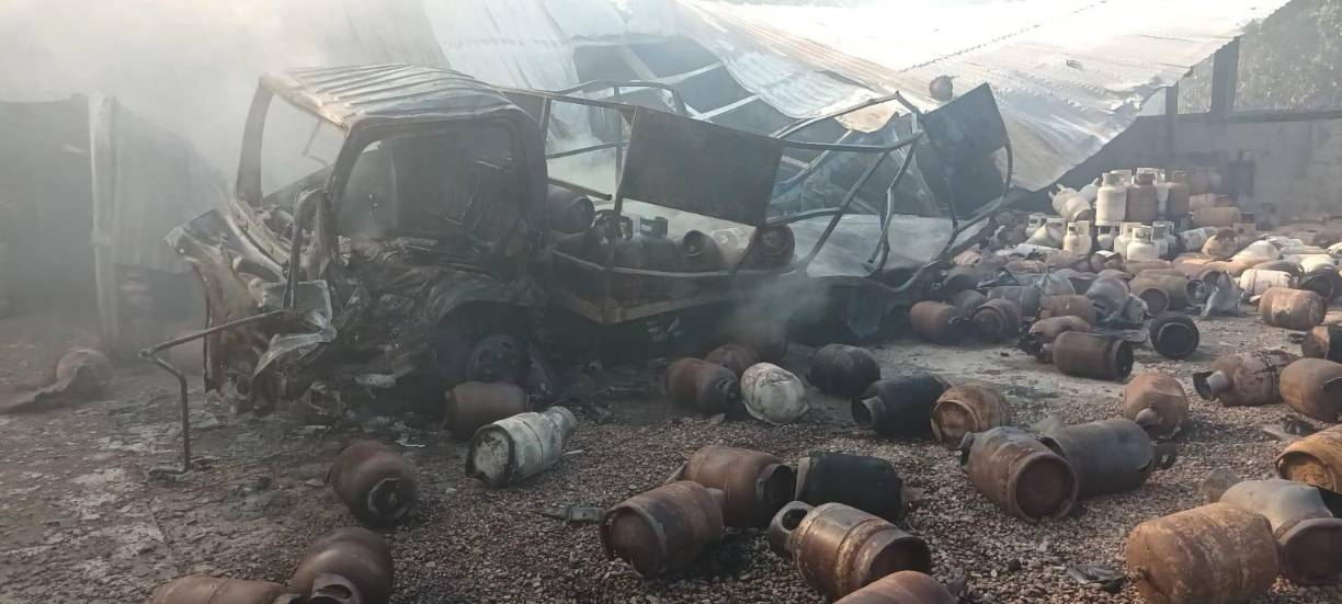 Dos empleados de la empresa Dagas resultaron con quemaduras en su cuerpo tras una fuerte explosión en la planta ubicada en Agua Caliente, Jutiapa, Atlántida.