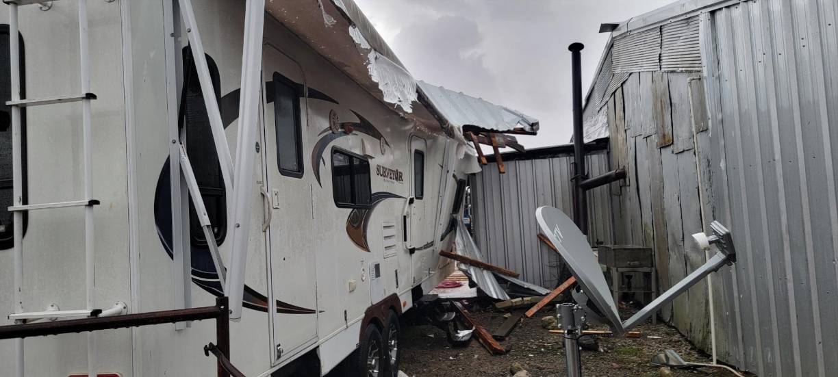 El capitán Joshua Douglas, de la Oficina del Alguacil en Montgomery, Alabama, indicó que un tornado en el área de Flatwood causó anoche la muerte de una mujer de 39 años de edad y de un niño de 8 años, y que otro residente en la vivienda fue llevado al hospital.