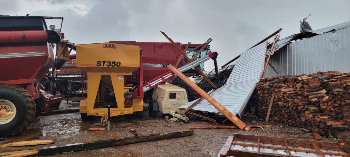 El Centro de Pronóstico de Tormentas del Servicio Meteorológico Nacional (NWS) indicó que se han recibido informes de cuando menos 29 tornados desde el martes en la mañana, en su mayoría en el centro y sur de Misisipi y Alabama, como también en Luisiana.