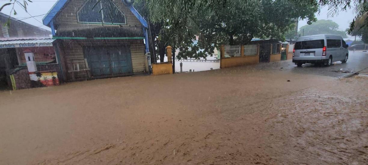 La calle del puerto de cruceros de Coxen Hole así quedó después de la tormenta de este miércoles.