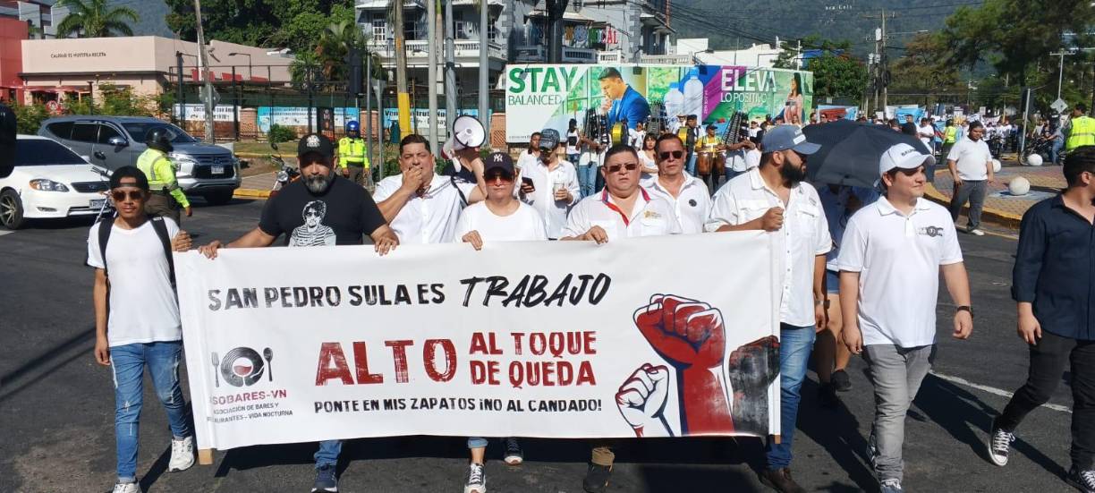 Cientos de empleados y algunos dueños de bares, discotecas y restaurantes se manifiestan contra la medida impuesta por el gobierno de Xiomara Castro ante la ola de violencia que se desató en la zona norte. 