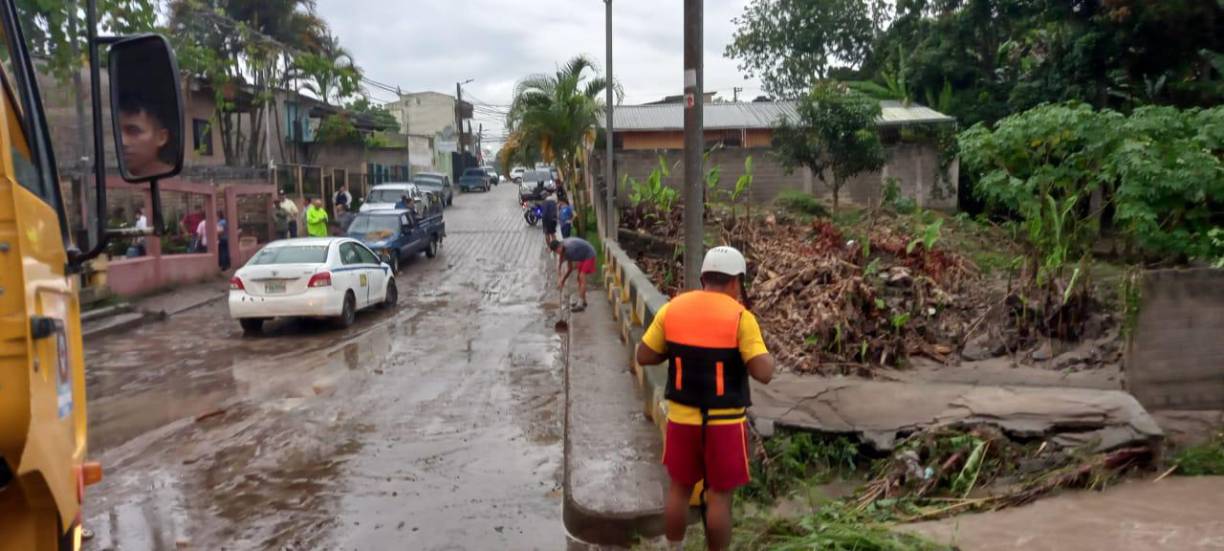 SANTA BÁRBARA:- En la aldea Azacualpa un tramo de la carretera colapsó, dejando un cráter de varios metros de diámetro.- Parte de la base de un puente sobre el río Ulúa en San Vicente del Centenario colapsó. Si bien el paso no quedó inhabilitado, no se recomienda intentar cruzar.