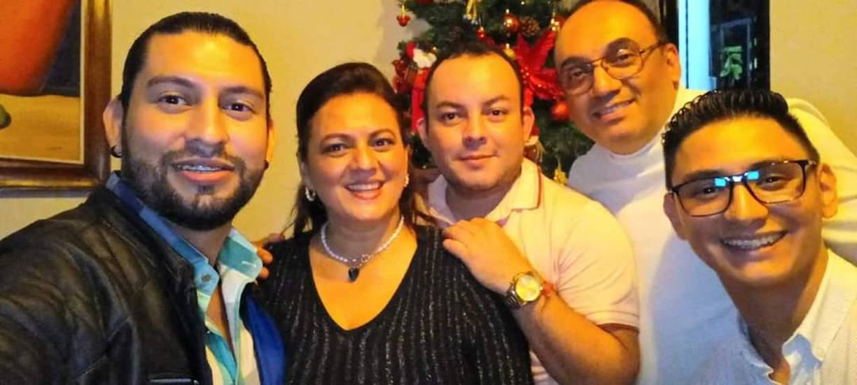 Sigue junto con un grupo de amigos ayudando a los connacionales que llegan a diario en busca del sueño americano.