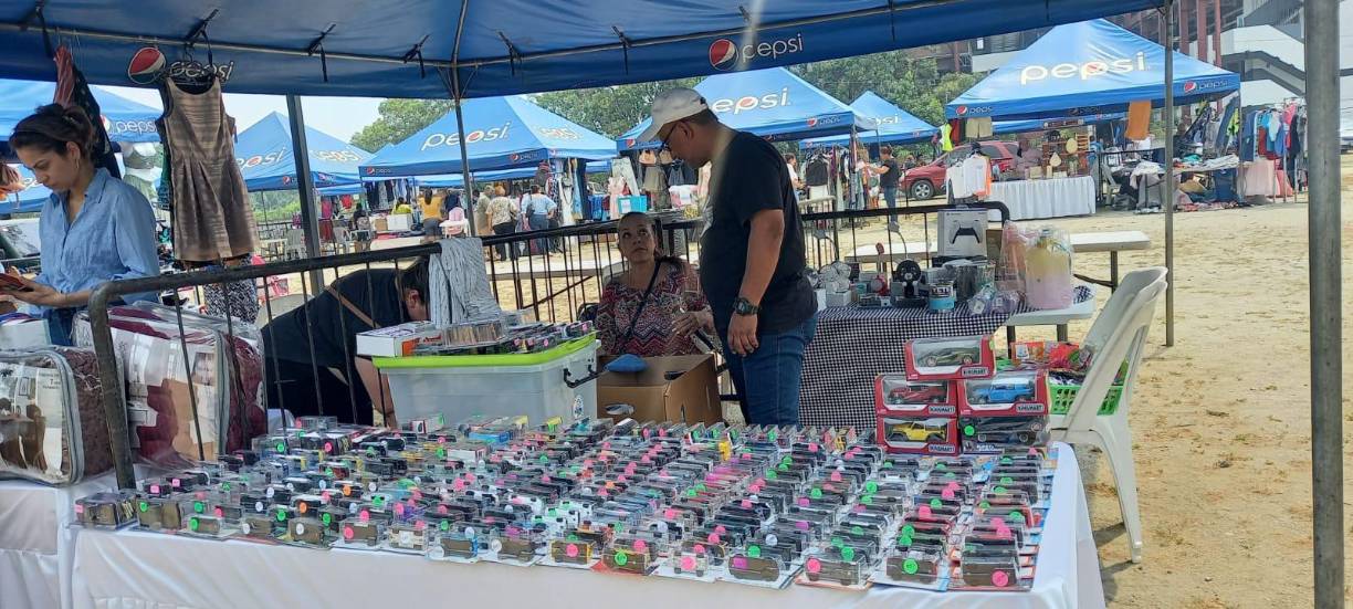 Desde ropa, juguetes, zapatos, artículos de cocina, muebles, adornos, artes, joyas y hasta préstamos se encuentran en el “flea market”.