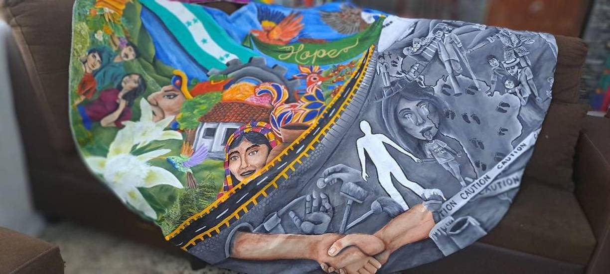 “Se creo el mural que se luce en la capa, exponiendo como foco central uno de los temas sociales con mayor peso en la actualidad”.