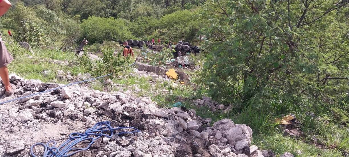 Uno de los automotores cayó sobre una precipitada hondonada, mientras que el otro impactó contra un muro de contención y quedó obstaculizando el paso vehicular. Ambos vehículos quedaron completamente destruidos a raíz del brutal choque.
