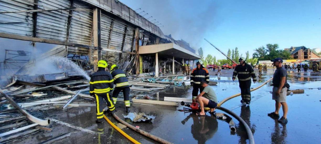 Acompañó su mensaje con un vídeo en el que se ve el centro comercial en llamas, envuelto en grandes nubes de humo, con camiones de bomberos y una docena de personas en el lugar. 