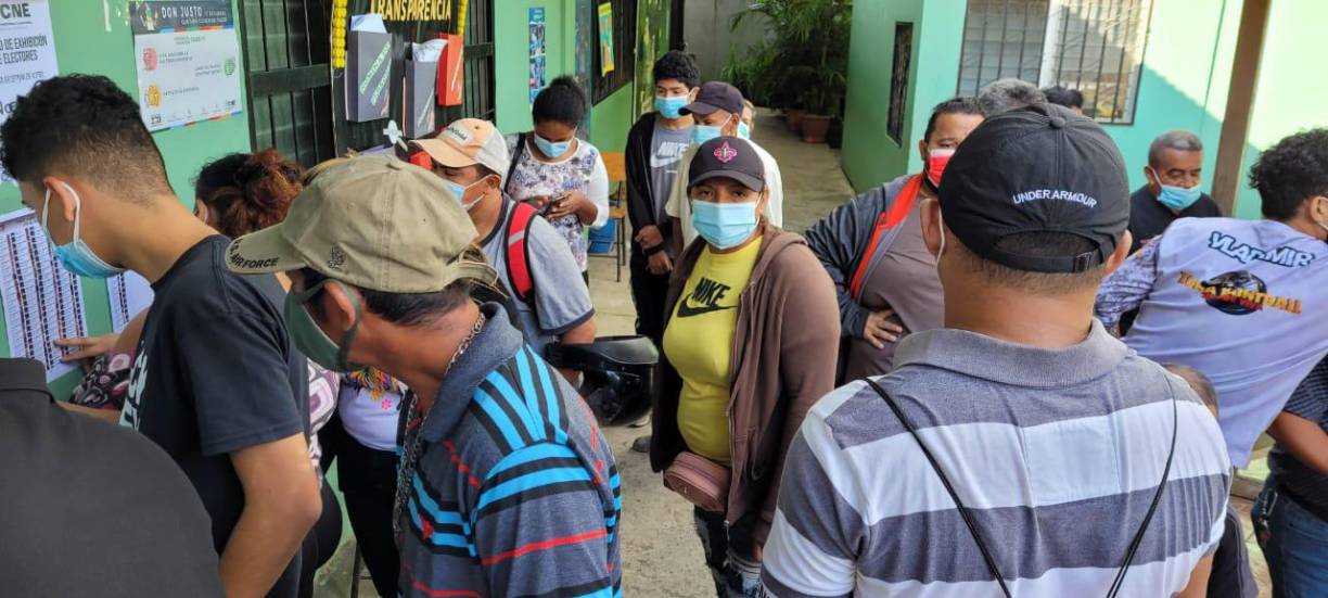 Jóvenes y mayores dan un verdadero ejemplo en las urnas.