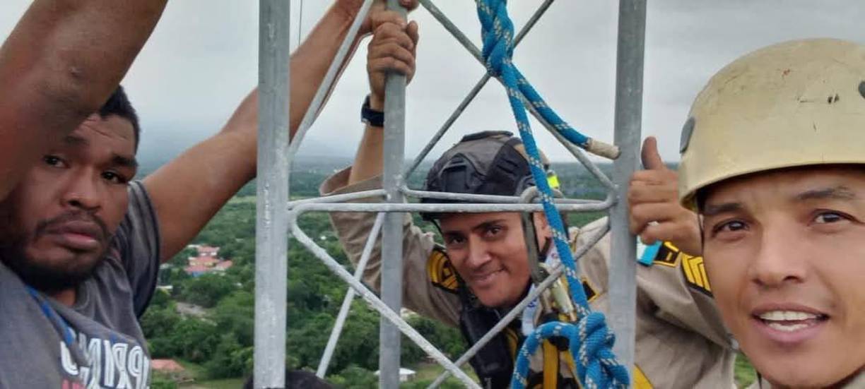 Miembros del Cuerpo de Bomberos de Olanchito lograron convencer al muchacho de bajarse de la torre, luego fue entregado a la Policía Nacional.