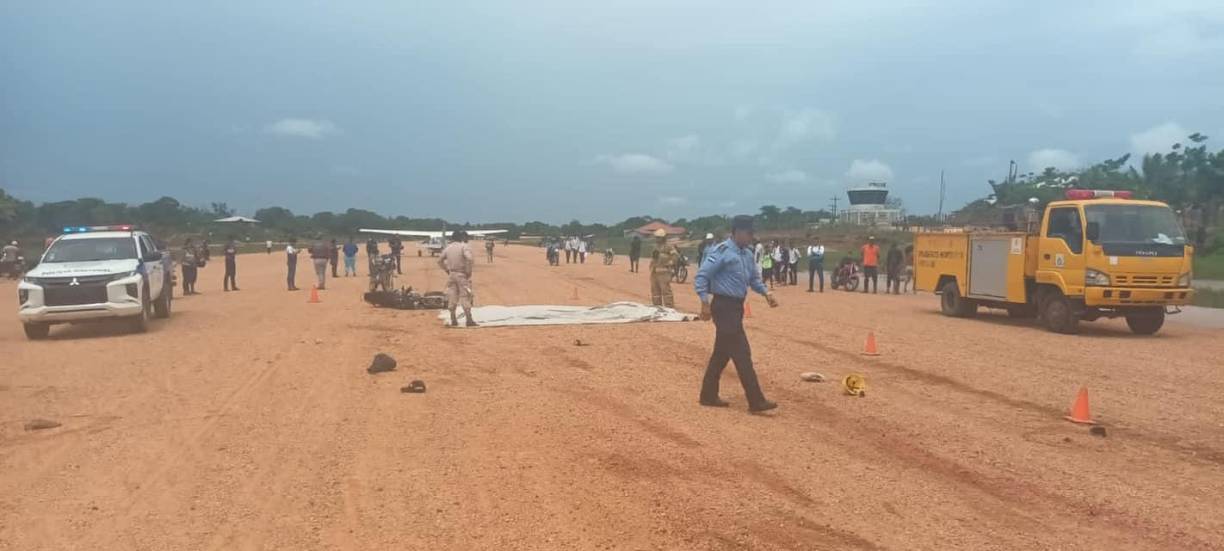 Por extraño que parezca, en el aeródromo hay una calle que sirve a los vecinos del lugar para transitar.