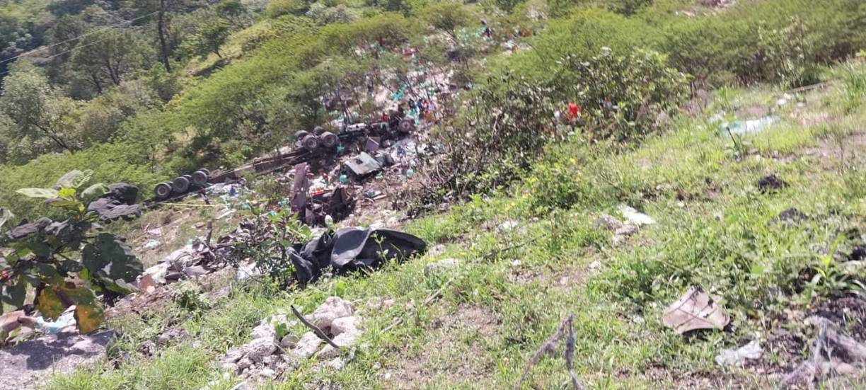 El reporte preliminar indica que ambos vehículos de carga pesada se conducían por una pronunciada curva cuando impactaron y tras la colisión inmediatamente quedaron envueltos en llamas.