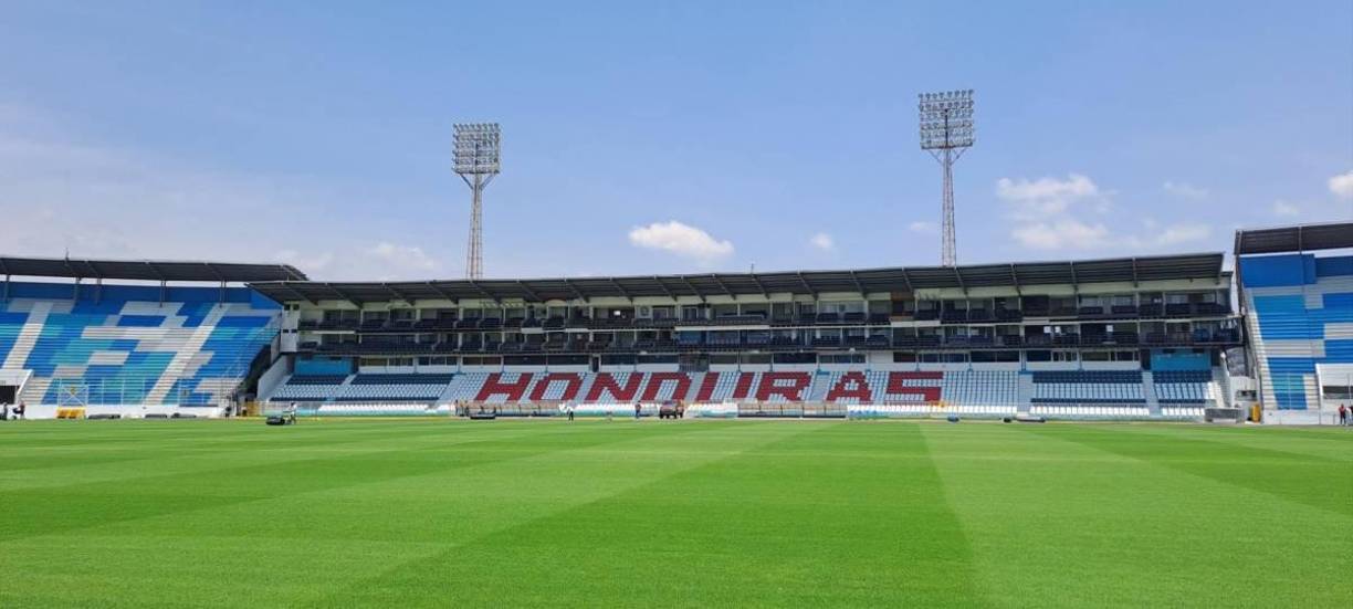 La grama híbrida del Estadio Nacional cuenta con grama bermuda como césped natural. “El Bermuda Ibiza comportándose espectacular”, tuiteó en su momento la empresa TMS, que llevó a cabo el proyecto.