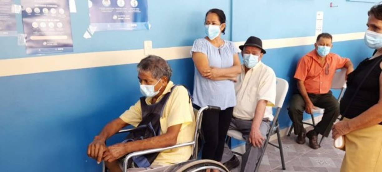 En Santa Bárbara también se comenzó a vacunar a los adultos mayores con enfermedades de base.