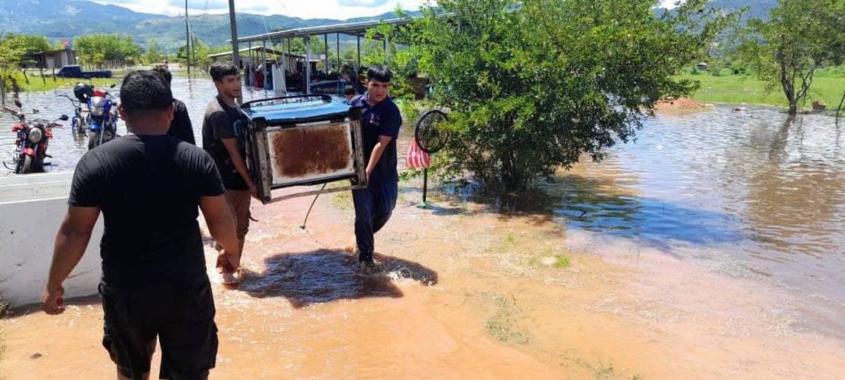 Entre todos se ayudaron a evacuar de emergencia.