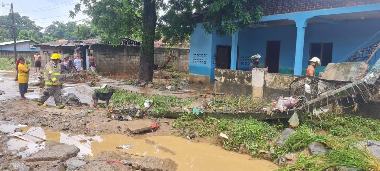 El muro de esta casa de la Mangandí cedió ante tanta agua.