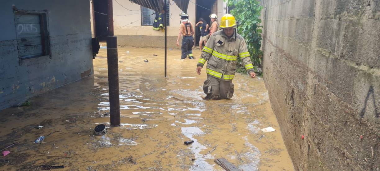 Los bomberos inspeccionando una casa en el barrio San Miguel.