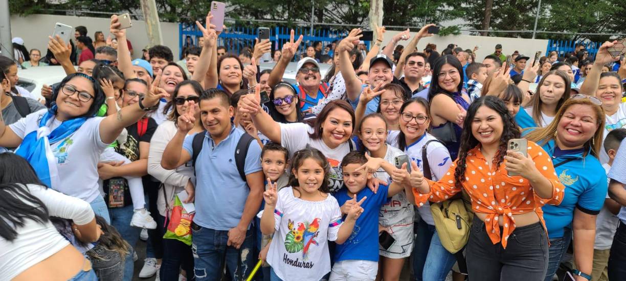 Los catrachos bailaron, cantaron y hasta posaron junto a la banda del José Trinidad Reyes.