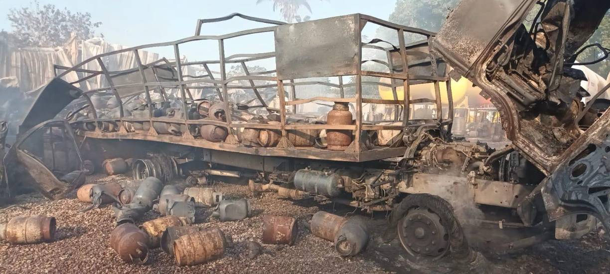 Ahora el personal de la empresa Dagas y los bomberos trabajan en la zona del incendio.