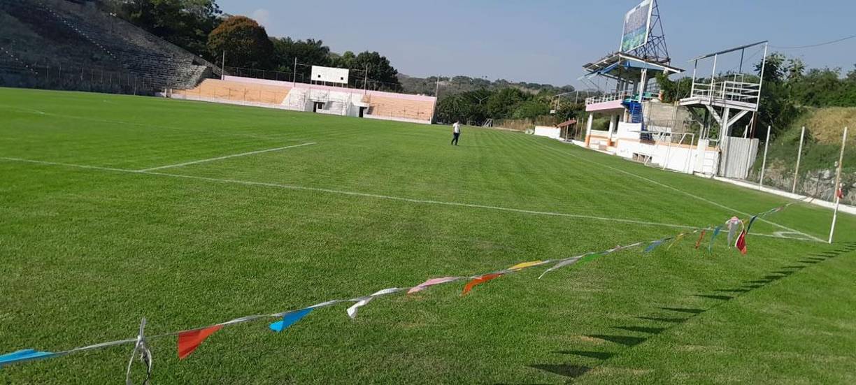 Así luce la grama del estadio Mariano Matamoros, ubicado en la ciudad de Xochitepec, estado de Morelos.