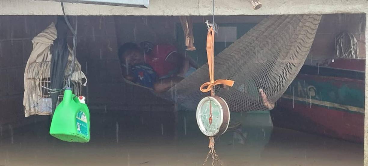 A pesar de la crecida de los ríos, algunas personas no abandonan sus casas. 