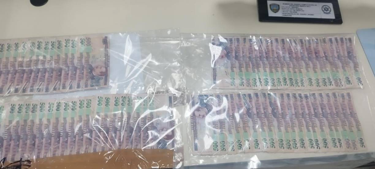 Tambiés les decomisaron 35,500 lempiras, en billetes de quinientos.