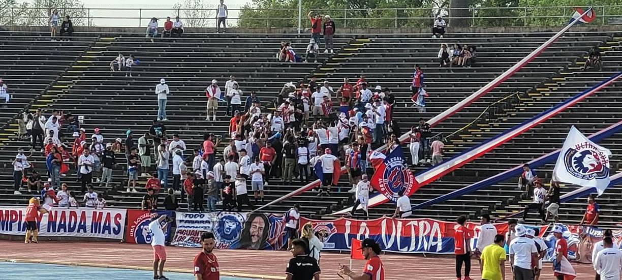 Aficionados olimpistas llegaron desde temprano al estadio Tag Gormley de Nueva Orleans.