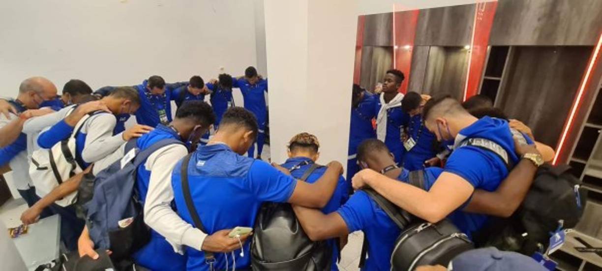 Tras conseguir el boleto a semifinales, la plantilla de la H tuvo una oración para el Divino Creador en los camerinos. Foto Fenafuth.