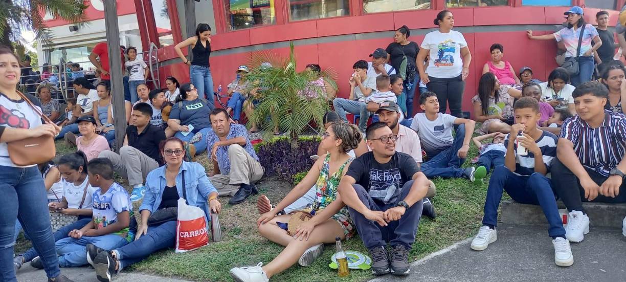 Algunas familias se han apostado en restaurantes y cafeterías sobre esta vía, así como en las aceras ayudados de sombrillas y sillas.