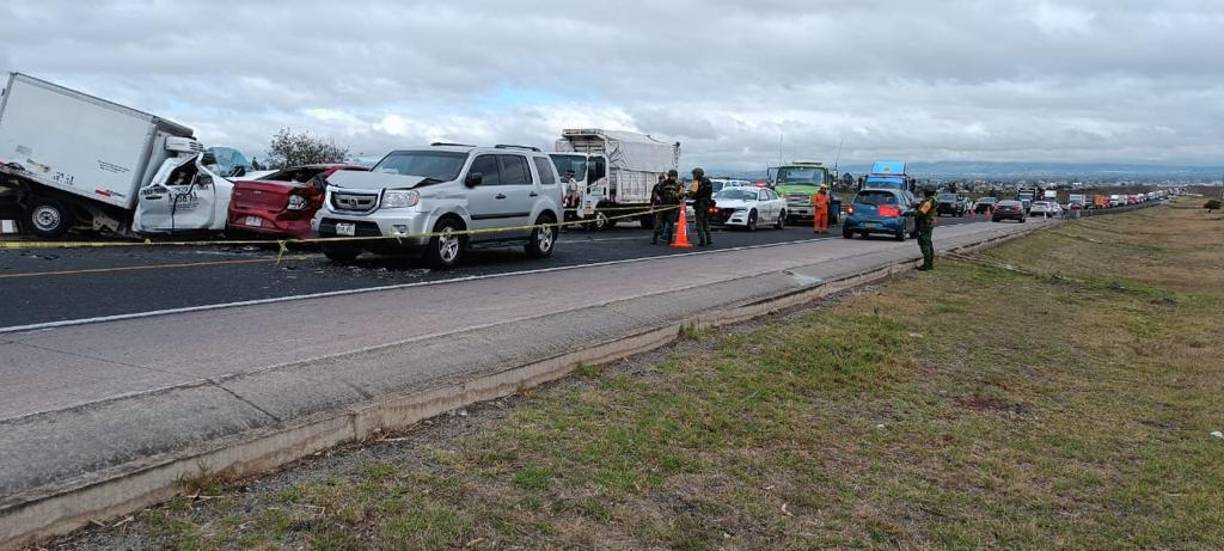 “Cuando en la comisión del delito participen servidores públicos de Salud, Protección Civil, Seguridad Pública, Procuración y Administración de Justicia, o cualquier otro inherente a la cadena de justicia, que por su empleo, cargo o comisión tengan acceso a la información y documentos relacionados con objetos, indicios, evidencias, hallazgos o instrumentos vinculados a un procedimiento penal o a una investigación relacionada con un hecho delictivo, se le impondrá de tres a siete años de prisión y multa de trescientas a ochocientas veces el valor diario de la Unidad de Medida y Actualización en el momento de cometerse el delito”, detalla el decreto.