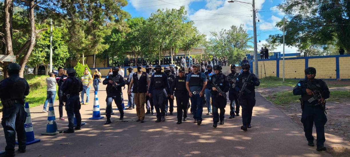 Con ello se da cumplimiento a una orden de captura en su contra emitida por un juzgado de extradición de primera instancia de la Corte Suprema de Justicia, ante la que comparecerá este sábado en la primera audiencia, agregó.