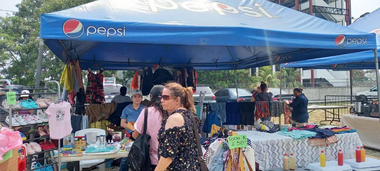 Más de 60 emprendedores de la zona norte participan en el “flea market” .