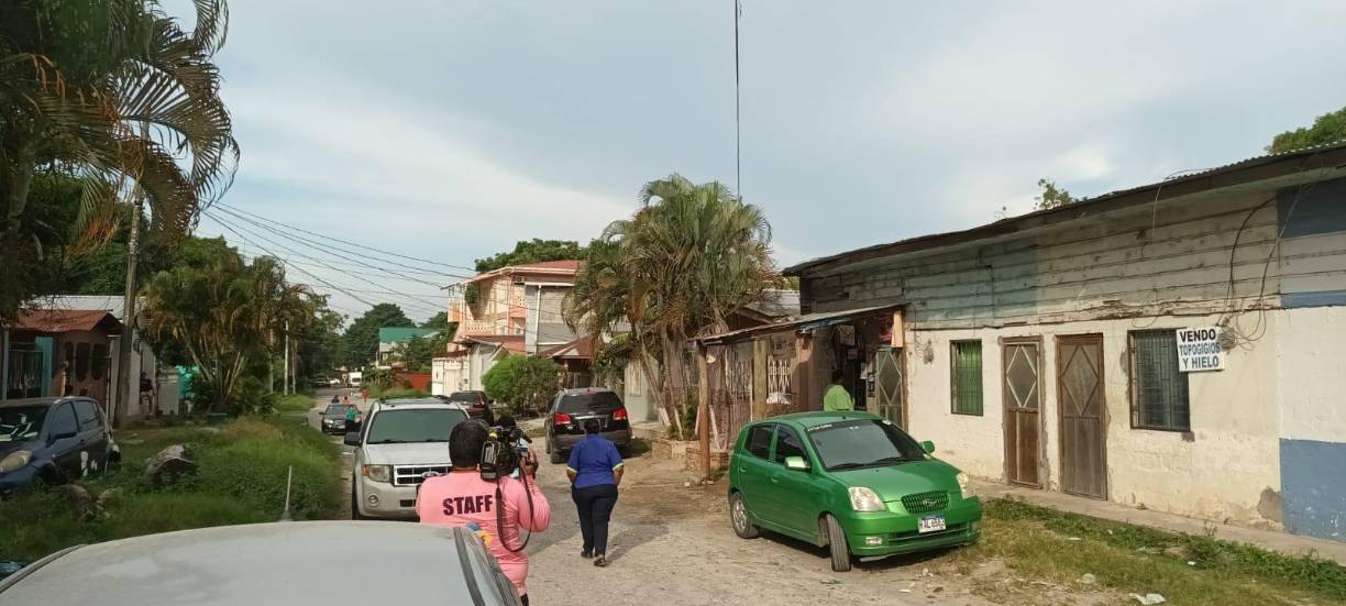 El sicario le disparó en dos ocasiones en el rostro a la joven. Murió al instante, según atestiguaciones. El crimen ocurrió de día y al sicario le bastó con salir, abordar su motocicleta y huir.