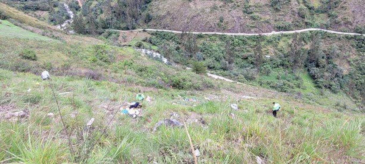 “Estamos en la sierra y el camino es bastante accidentado, es un camino de trocha (tierra) con huecos y el bus ha caído a un abismo”, agregó.