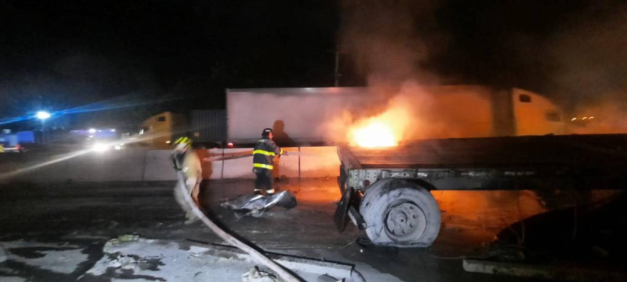 Una rastra descontrolada, sin frenos, impactó en las bases de las casetas de peaje, ubicadas en la peligrosa recta de Yojoa. 