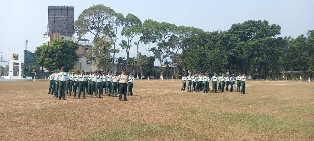 Entre otros actos, alumnos también desarrollaron un desfile frente a las autoridades que acuerpaban la celebración. 