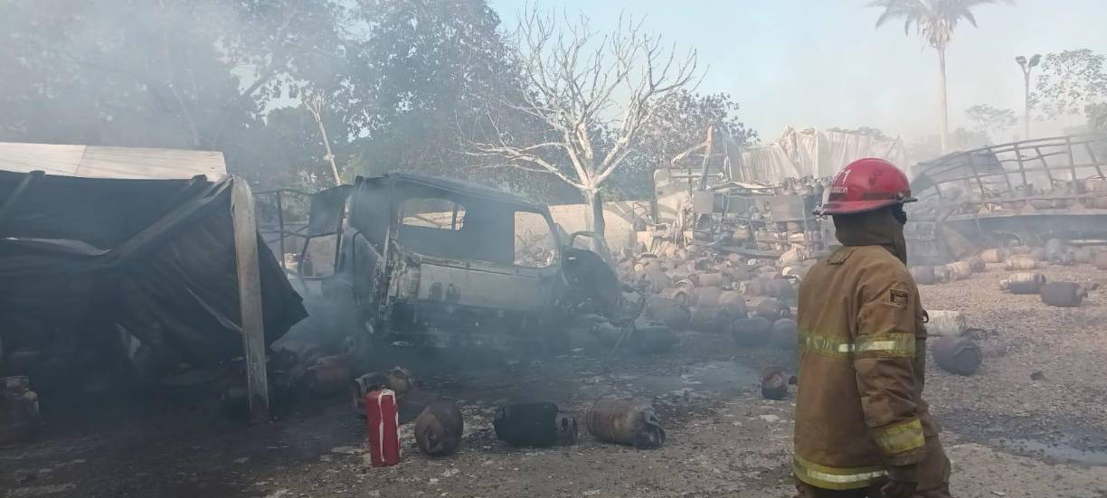 El lugar parecía una escena de película de acción, los cilindros de gas tirados y los vehículos quemados en su totalidad.