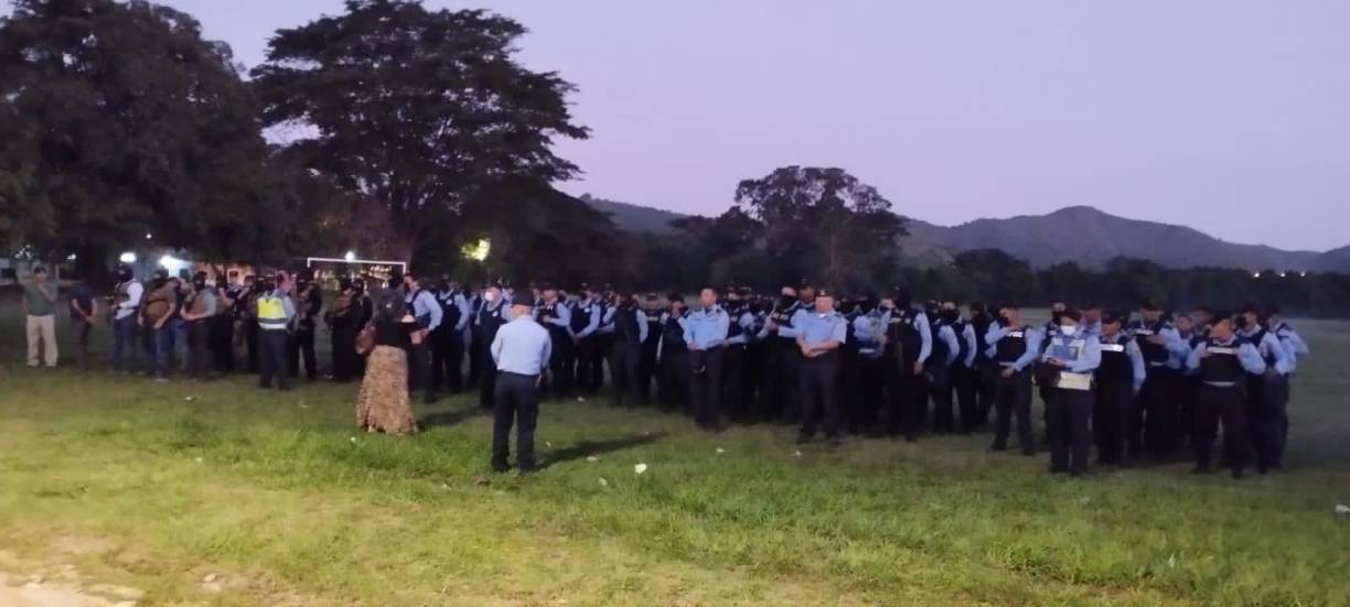 Dejar los cuerpos sin vida en ese mismo sitio podría ser una especie de provocación o mensaje para autoridades, según primeros informes en la escena del crimen. De momento, no existe una postura oficial al respecto. 