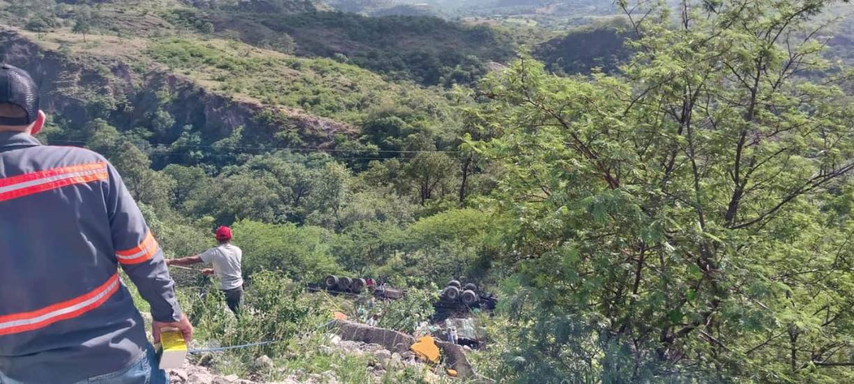 Uno de ellos quedó atrapado entre los retorcidos restos de metal lo que complicó las labores de rescate.