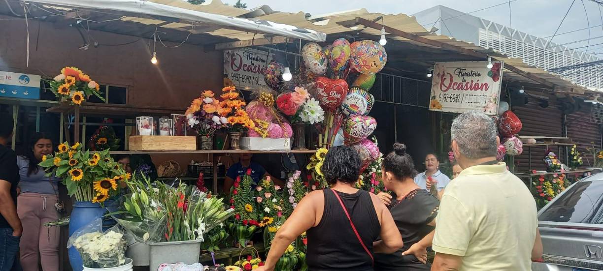 Los arreglos florales son de los más vendidos durante esta festividad. 